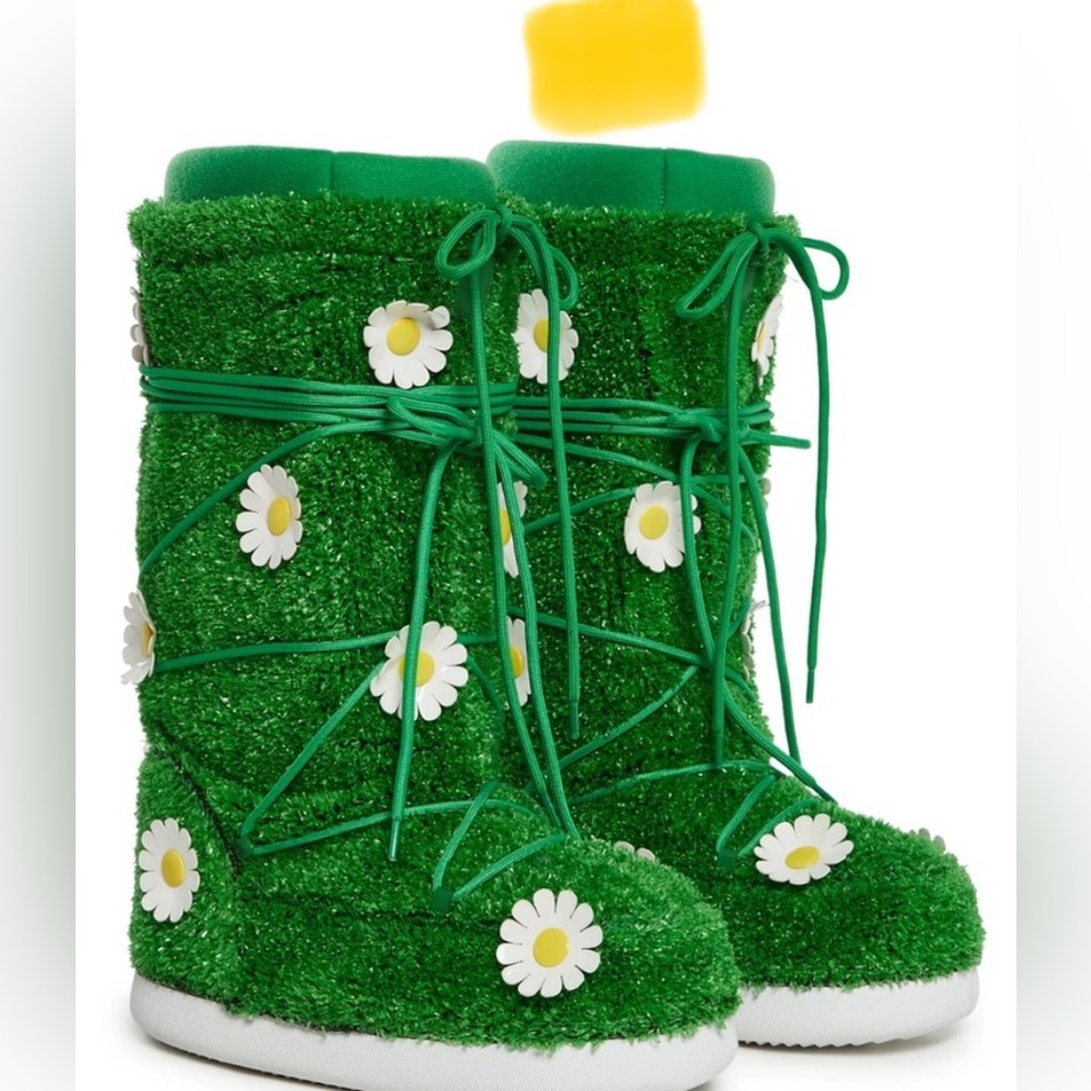 GREEN 
NWOT Green Fuzzy Boots with Daisy Accents
